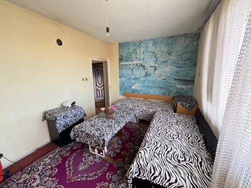 Svilengrad'da garaj ve çatı katı olan bir evin katı