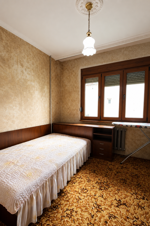 Просторна обзаведена къща в кв. Гарата с двор и гараж - 260 кв.м, готова за нанасяне