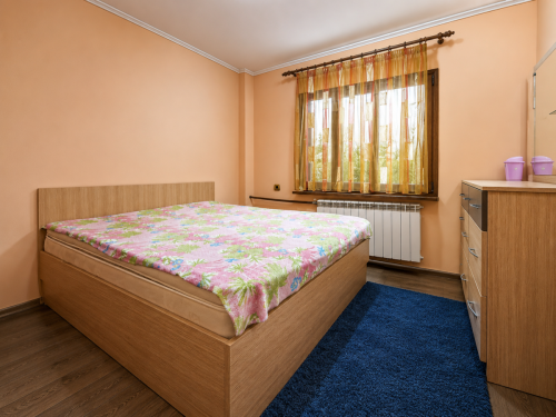 Просторна обзаведена къща в кв. Гарата с двор и гараж - 260 кв.м, готова за нанасяне