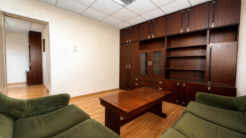 Şehir Svilengrad'da, Haskovo bölgesinde satılık ev - 115 m², zemin kat, kısmen döşenmiş, bahçeli ve ek yapılarla, durak, okul ve kreşe yakın.