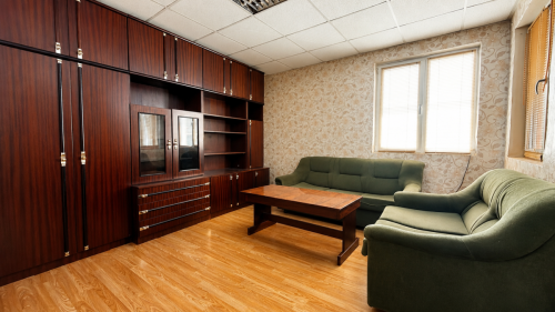 Şehir Svilengrad'da, Haskovo bölgesinde satılık ev - 115 m², zemin kat, kısmen döşenmiş, bahçeli ve ek yapılarla, durak, okul ve kreşe yakın.