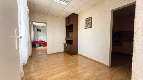 Şehir Svilengrad'da, Haskovo bölgesinde satılık ev - 115 m², zemin kat, kısmen döşenmiş, bahçeli ve ek yapılarla, durak, okul ve kreşe yakın.