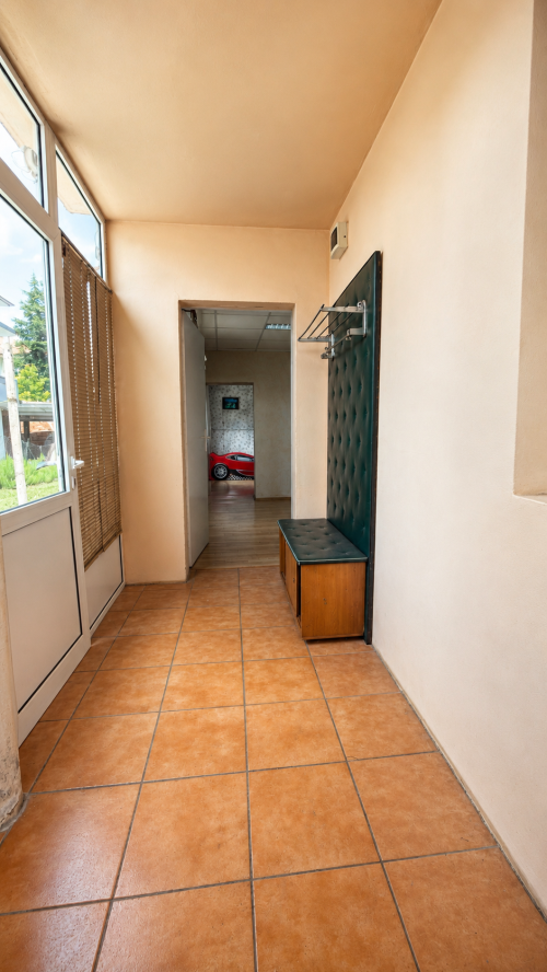 Şehir Svilengrad'da, Haskovo bölgesinde satılık ev - 115 m², zemin kat, kısmen döşenmiş, bahçeli ve ek yapılarla, durak, okul ve kreşe yakın.