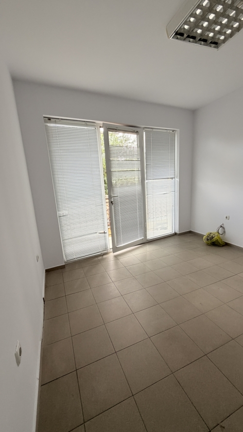 Hazır ofis Svilengrad'da: 42 m², 2 oda, otopark, video gözetim, teras, klima.