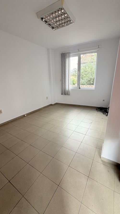 Hazır ofis Svilengrad'da: 42 m², 2 oda, otopark, video gözetim, teras, klima.