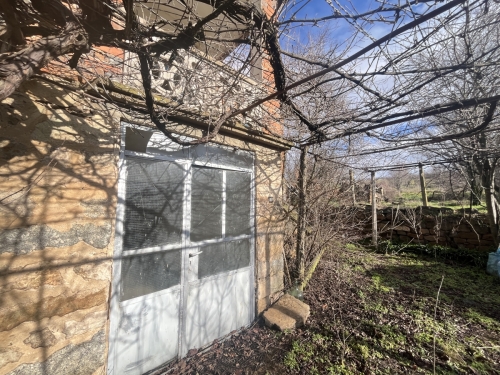 Spacious house with a yard and additional buildings in Branicа, Haskovo - 1500 sq.m, for renovation!