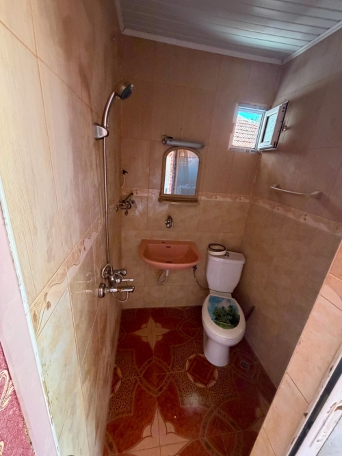 Harmanlı, Haskovo'da 9 odalı ve yaz bahçesi olan geniş bir ev - tadilat ve kişiselleştirme için ideal!