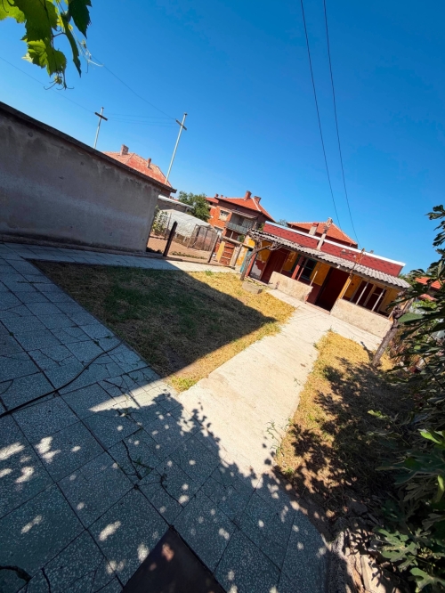 Harmanlı, Haskovo'da 9 odalı ve yaz bahçesi olan geniş bir ev - tadilat ve kişiselleştirme için ideal!