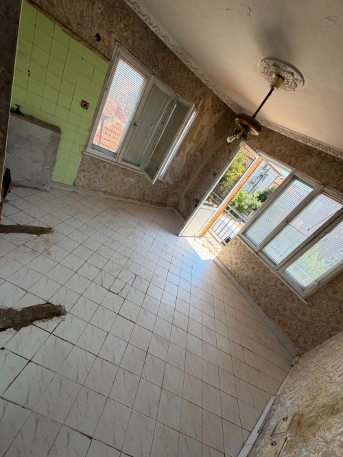 Harmanlı, Haskovo'da 9 odalı ve yaz bahçesi olan geniş bir ev - tadilat ve kişiselleştirme için ideal!