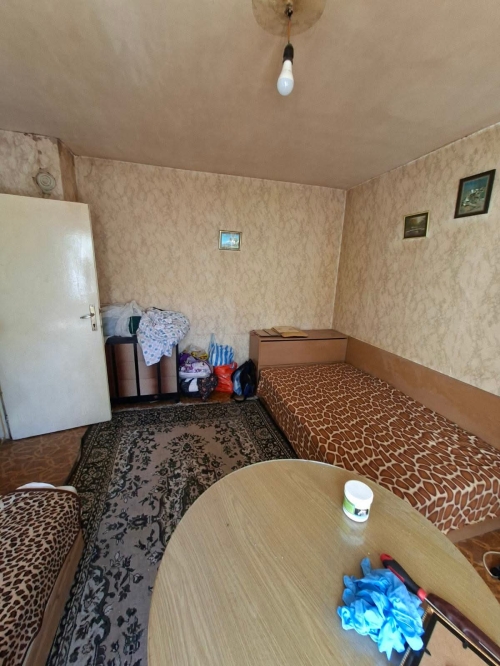 Тристаен апартамент в гр. Хасково: Завършен, 62 кв.м, за ремонт, с асансьор и изолация, на 2-ри етаж.