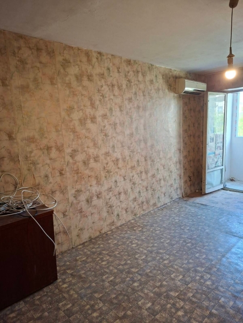 Тристаен апартамент в гр. Хасково: Завършен, 62 кв.м, за ремонт, с асансьор и изолация, на 2-ри етаж.