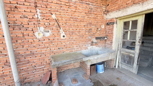Дом с двором, хозяйственные постройки и солнечная электростанция 30 кW в с. Белица: 2516 кв.м.