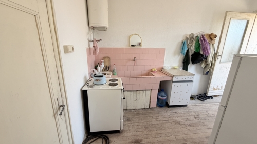 Дом с двором, хозяйственные постройки и солнечная электростанция 30 кW в с. Белица: 2516 кв.м.