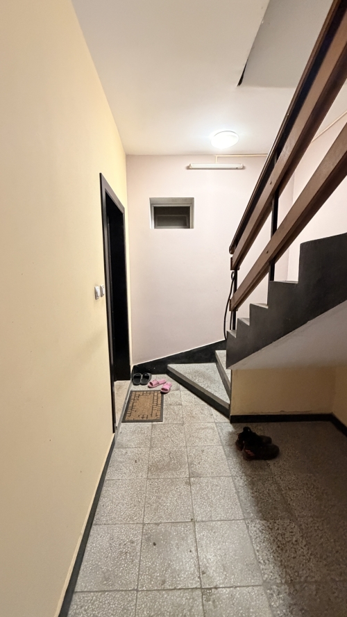 Просторный и меблированный этаж дома в Свиленграде - 115 кв.м, 4 комнаты, с гаражом и двором, готов к заселению!