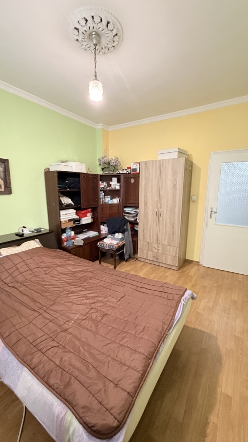 Просторный и меблированный этаж дома в Свиленграде - 115 кв.м, 4 комнаты, с гаражом и двором, готов к заселению!