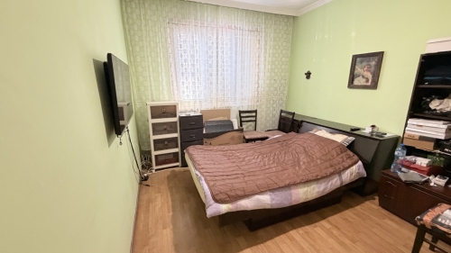 Просторный и меблированный этаж дома в Свиленграде - 115 кв.м, 4 комнаты, с гаражом и двором, готов к заселению!